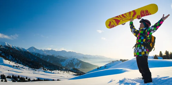 Sport man in besneeuwde bergen — Stockfoto