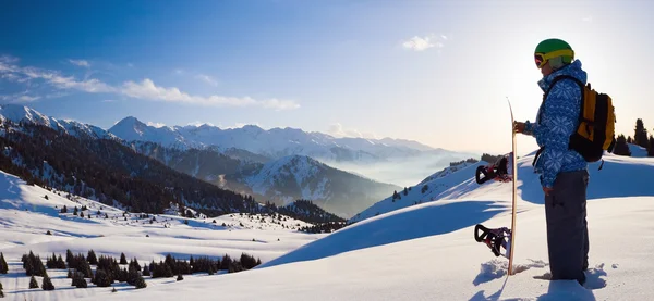 Спортивная женщина в снежных горах — стоковое фото