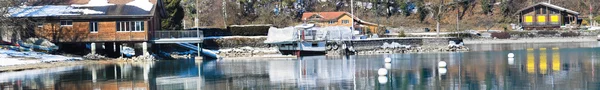 Hotels on the lake with a beautiful reflection after winter, Int — Stock Photo, Image