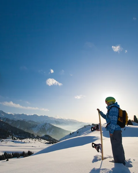 Donna sportiva sulle montagne innevate — Foto Stock