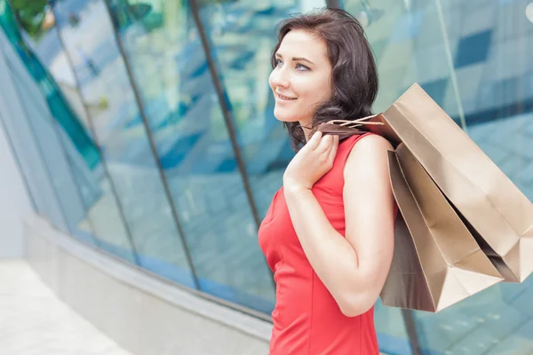 Mujer de compras feliz con una bolsa al aire libre — Foto de Stock