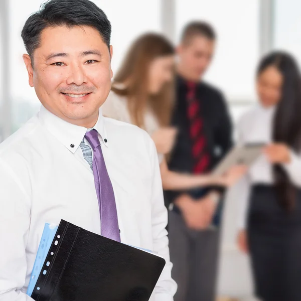 Executive asian boss with his business team at background — Stock Photo, Image