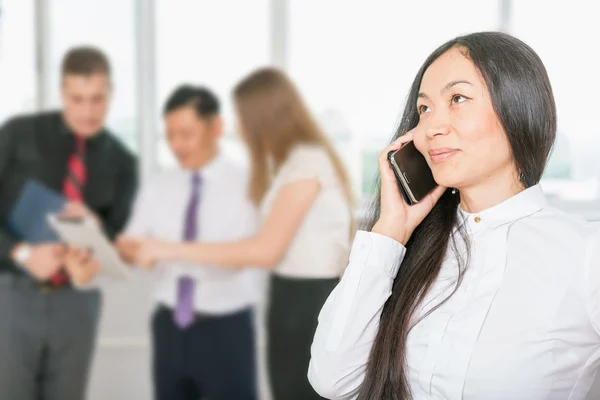 Successo asiatico business donna utilizzando il telefono cellulare — Foto Stock