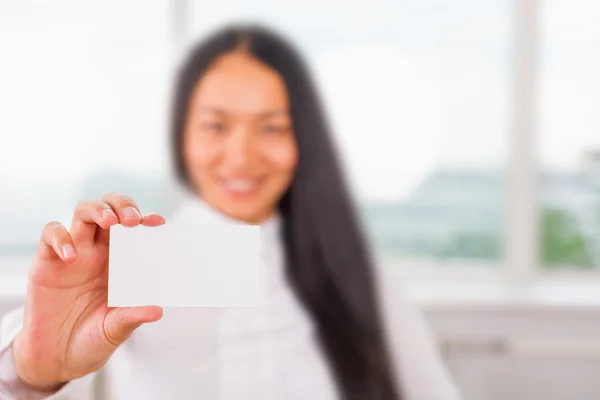 Счастливая и успешная азиатская бизнесвумен дает вам визитную карточку — стоковое фото