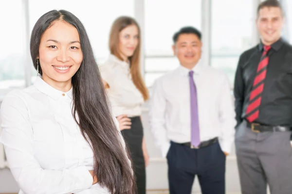 Successo asiatico business donna con business team — Foto Stock