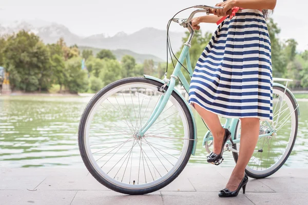 Bella donna vestita in abito moda viaggiare in bicicletta d'epoca — Foto Stock