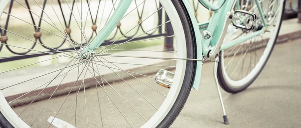 Bicicleta de ciudad vintage azul, concepto de actividad y estilo de vida saludable — Foto de Stock