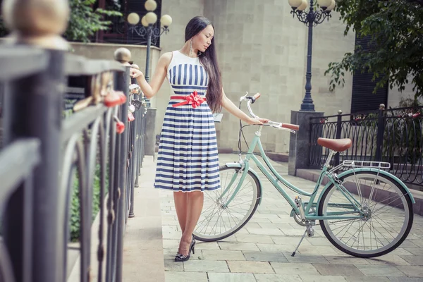 Beautiful asian woman travel at asia by city vintage bicycle — Zdjęcie stockowe