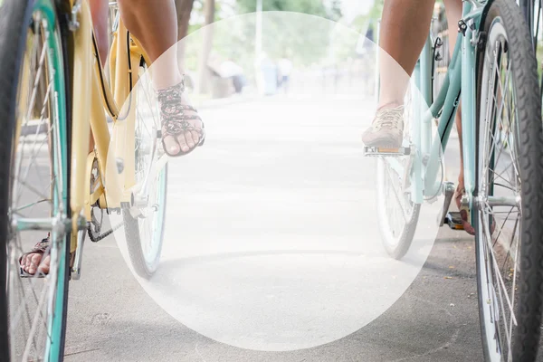 Mujeres montando y viajando en bicicleta de ciudad — Foto de Stock