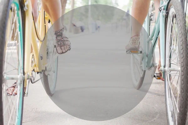 Mujeres montando y viajando en bicicleta de ciudad — Foto de Stock
