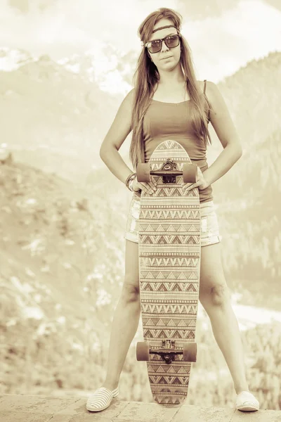 Immagine vintage di hippie giovane e bella ragazza con skateboard — Foto Stock
