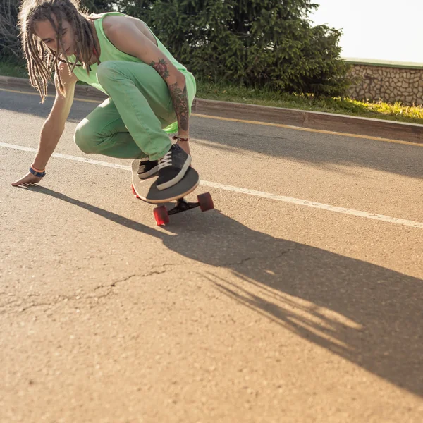 Έφηβος ιππασίας skateboard σε ένα δρόμο — Φωτογραφία Αρχείου