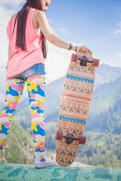 Hipster junges und schönes Mädchen mit Longboard-Skateboard am Berg — Stockfoto