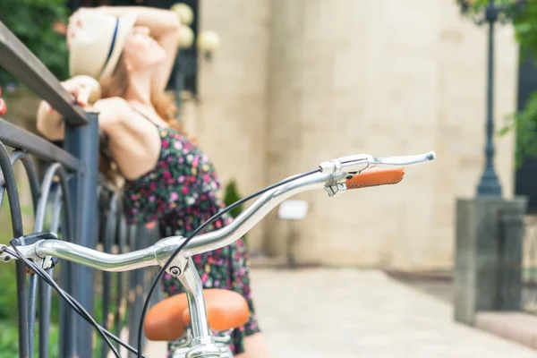 Hermosa mujer viajar en europa por ciudad vintage bicicleta — Foto de Stock