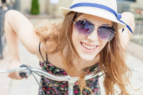 Closeup gelukkig mooie vrouw reizen naar Parijs met de stad fiets — Stockfoto