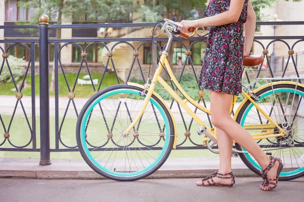 Beautiful woman dressed in fashion dress travel by vintage bicycle — Stok fotoğraf