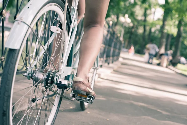 Bicicleta de ciudad vintage azul, concepto de actividad y estilo de vida saludable — Foto de Stock