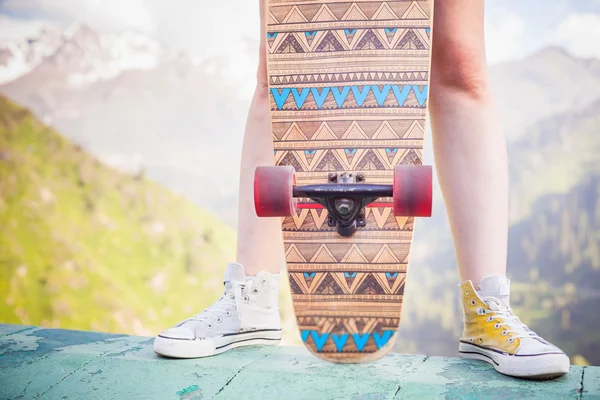 Close-up teenager standing with skateboard outdoor at mountain — Zdjęcie stockowe