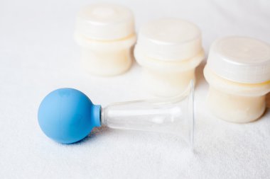 Manuel göğüs pompası ve arka plan, süt