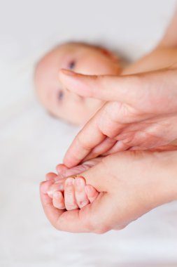 Anne yapar masaj mutlu bebek için 