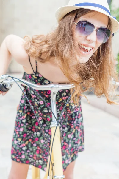 Primo piano felice bella donna viaggio a Parigi in bicicletta città — Foto Stock