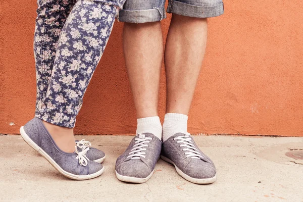 Closeup foot of kissing couple outdoor at street — Stock Photo, Image