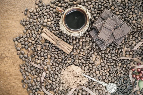 Vacances du jour du chocolat - fond de table en bois de café — Photo