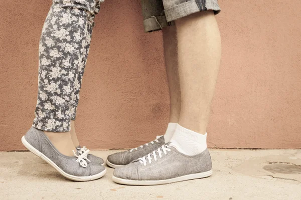 Gros plan pied de baiser couple en plein air à la rue — Photo