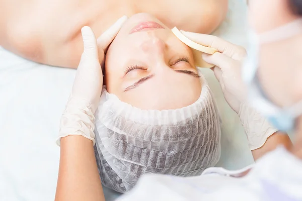 Beautiful woman in spa salon receiving face treatment, beauty concept — Stok fotoğraf