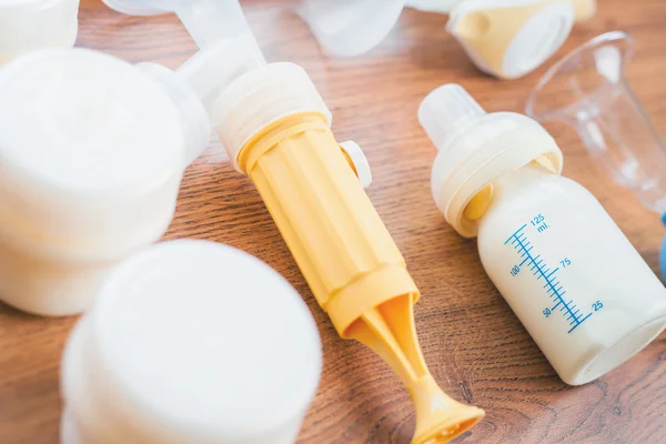 Background of manual, automatic breast pump, baby bottle with milk — Φωτογραφία Αρχείου