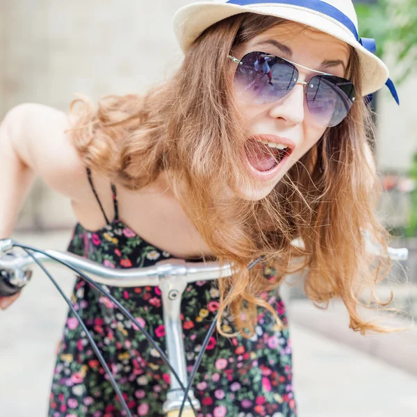 Primo piano delizia e divertimento donna viaggio a Parigi in bicicletta — Foto Stock