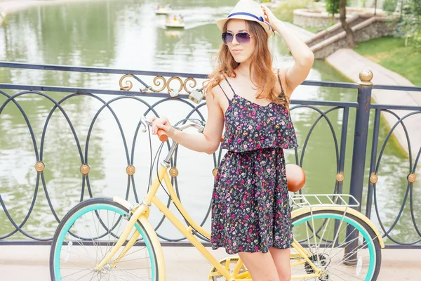 Moda mujer viajar en europa por ciudad vintage bicicleta — Foto de Stock