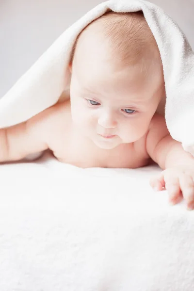 Bebê feliz após o banho, olha para baixo no espaço de cópia — Fotografia de Stock