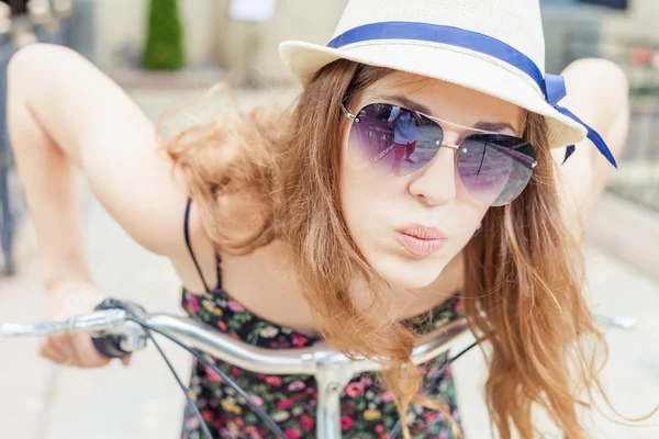 Primo piano delizia e divertimento donna viaggio a Parigi in bicicletta — Foto Stock