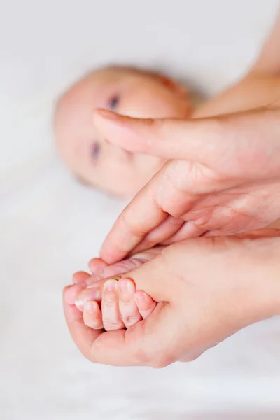 Mãe faz massagem para bebê feliz — Fotografia de Stock