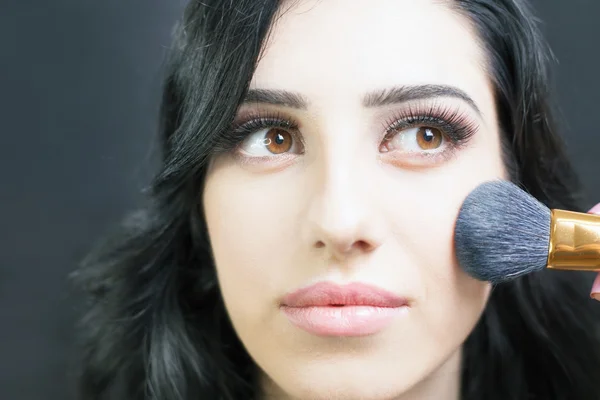 Artista de maquiagem fazendo maquiagem para mulher árabe bonita — Fotografia de Stock