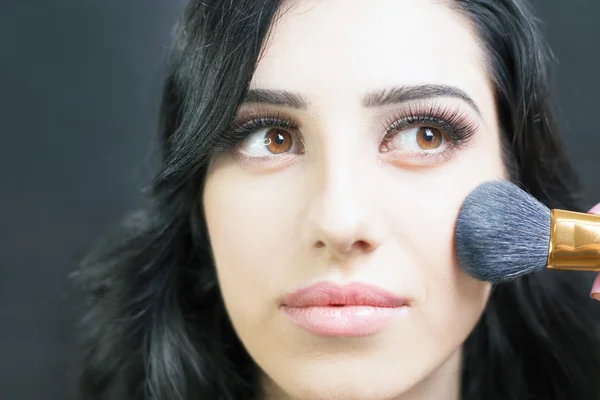 Makeup artist doing make up for pretty arabian woman — 스톡 사진