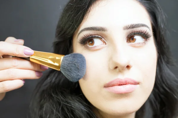 Makeup artist doing make up for pretty arabian woman — Stock Photo, Image