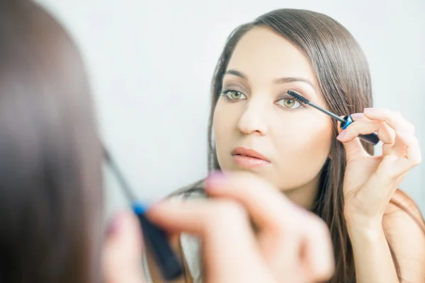 Makeup kunstner kvinde gør make-up ved hjælp af kosmetisk børste for dig selv - Stock-foto