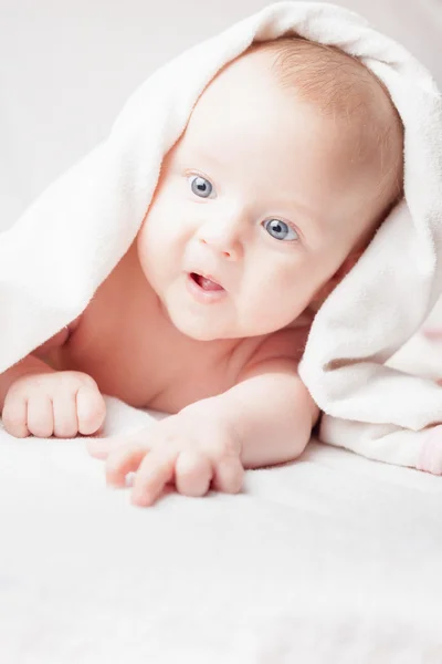 Bébé heureux après la baignade, regarde vers sur l'espace de copie — Photo