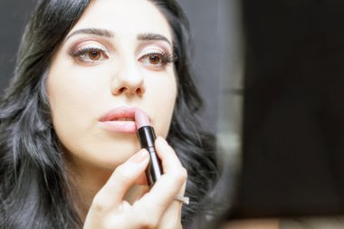Makyaj sanatçı kadının kozmetik fırçayla kendiniz için makyaj yapması