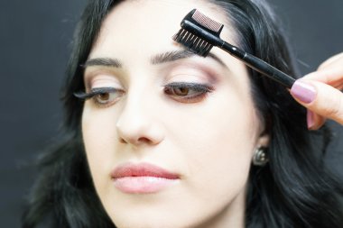 yapmak için güzel Arap kadın yapıyor makyaj sanatçısı