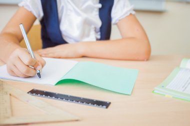 Classwork için masa başında oturan öğrencinin masaüstü arka plan