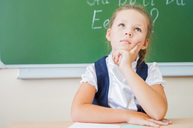 Classwork için masa başında oturan öğrencinin masaüstü arka plan