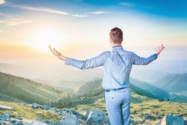 işadamı dağ oturan ve düşünme üstündeki