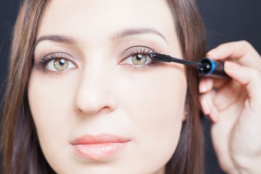 yapmak için güzel Arap kadın yapıyor makyaj sanatçısı