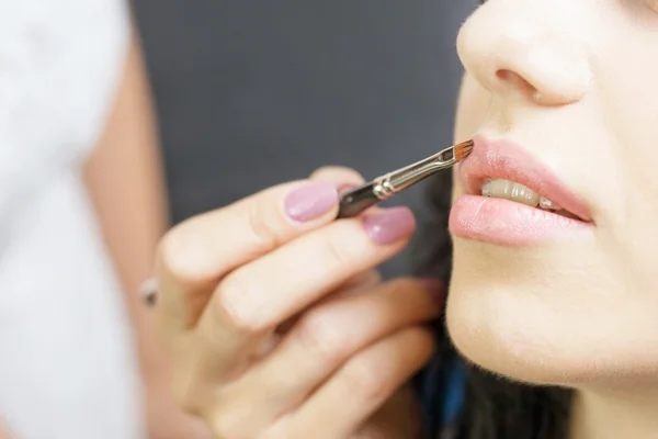 Nahaufnahme Spezialist im Schönheitssalon bekommt Lippenstift, Lipgloss, Make-up. — Stockfoto