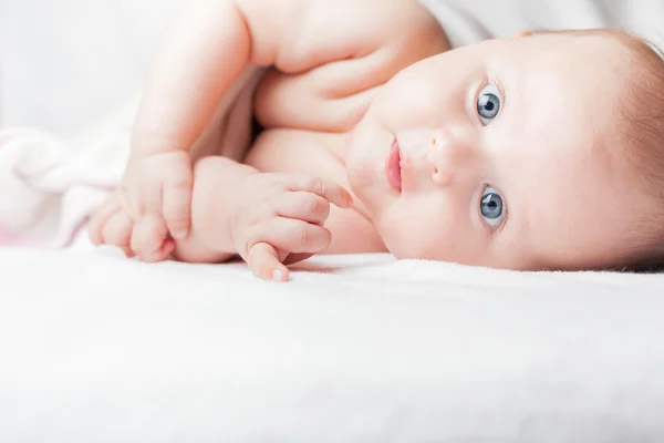 Bebê recém-nascido doce dormindo em uma cama branca — Fotografia de Stock