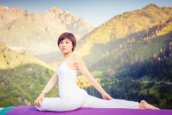 Asian woman doing yoga at mountain — Stock Photo, Image