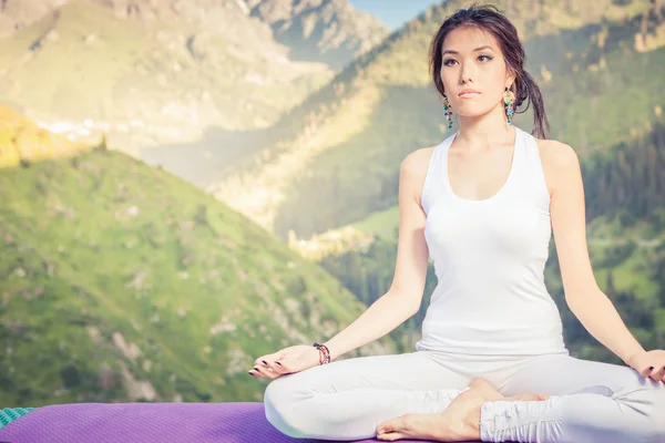 Hermosa mujer asiática relajándose y meditando al aire libre en la montaña —  Fotos de Stock